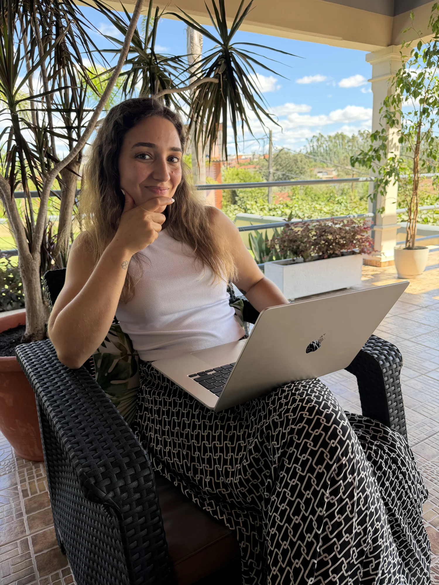Cláudia a trabalhar no computador numa esplanada